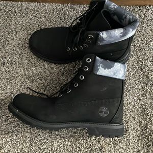brand new timberland boots, very minimal wear, looks brand new!
